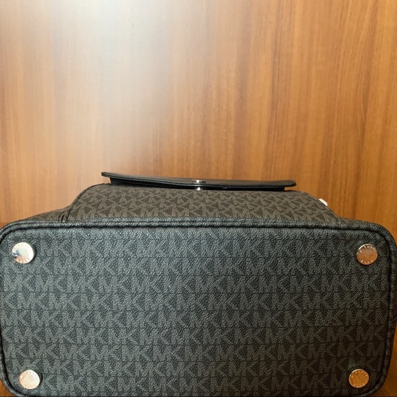 Michael Kors LG PKT MF TOTE in Black - Picture 7 of 7